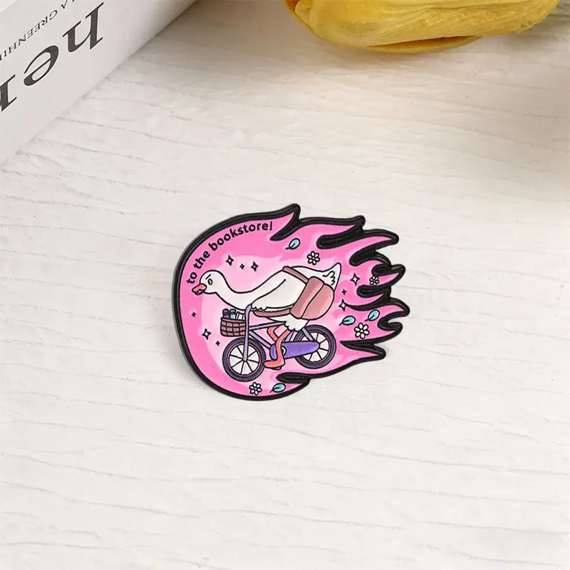 Emaille-Abzeichen „Zur Buchhandlung“ – Gans auf Fahrrad, rosa Cartoon-Pin, niedliche Brosche mit Buchliebhaber-Slogan, Geschenk für Buchliebhaber – Detail 7