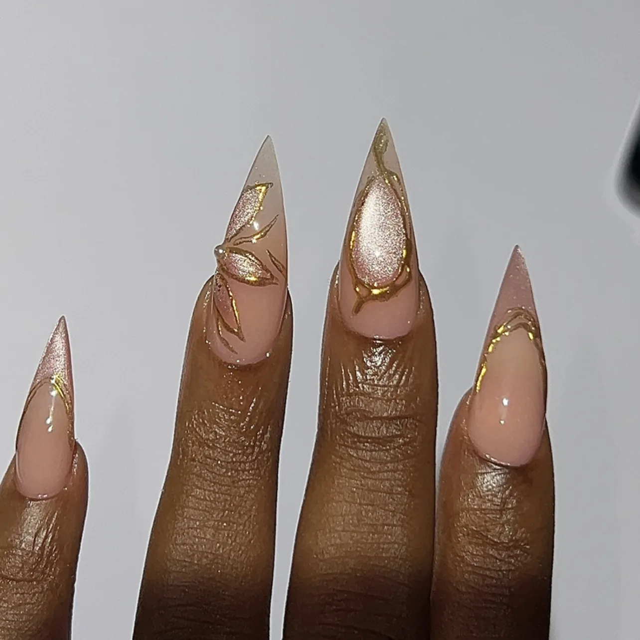 

24Pcs Mid-length Almond False Nails 3D Gold Cat's Eye French Flower Design Press on Fake Nails Detachable Full Cover Nails Tips