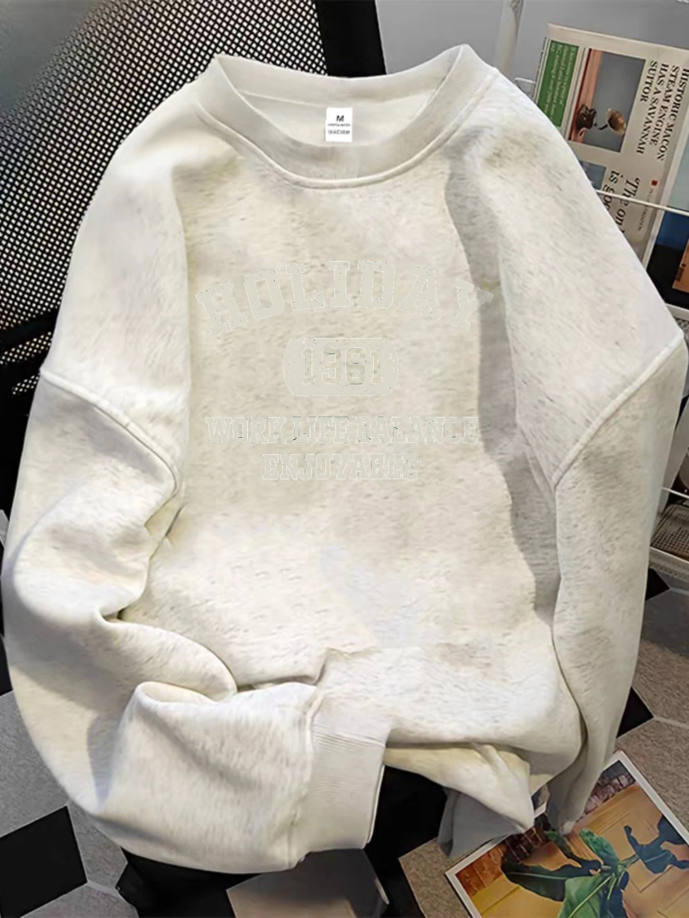 سويت شيرت نسائي كاجوال بأكمام طويلة "HOLIDAY 1981" مطبوع بنمط هندسي مجموعة الخريف والشتاء باللون الأبيض مع حروف سوداء