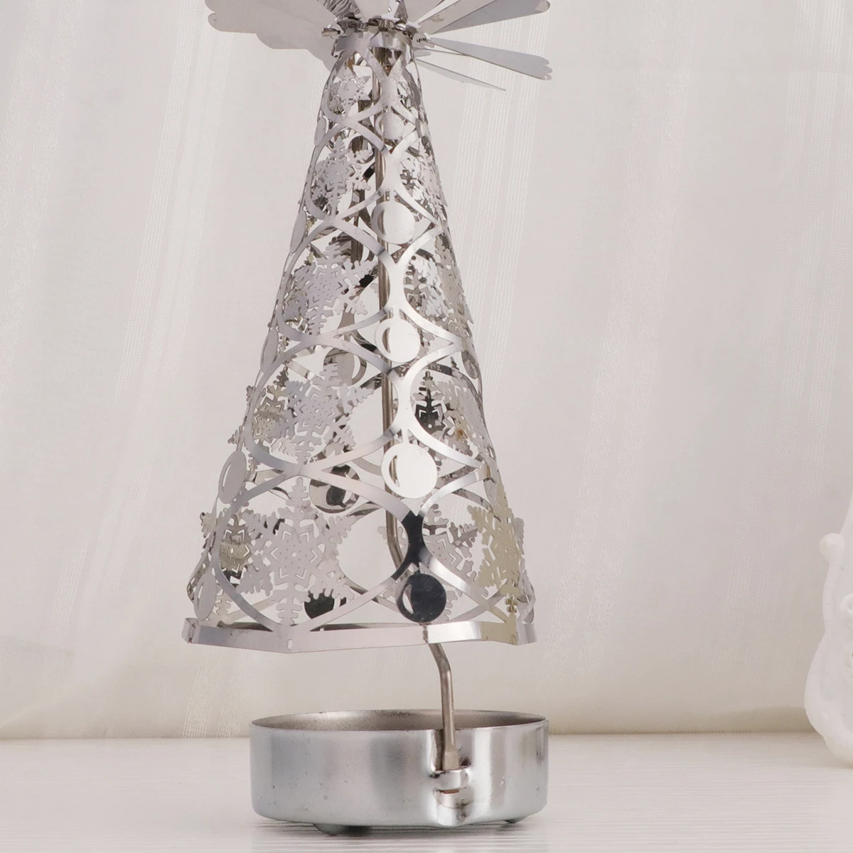 

Rotating Christmas Tree Holder Metal Snowflake Pattern Tea Light Holder For Cake Revolving Decorative Candlestick Holiday