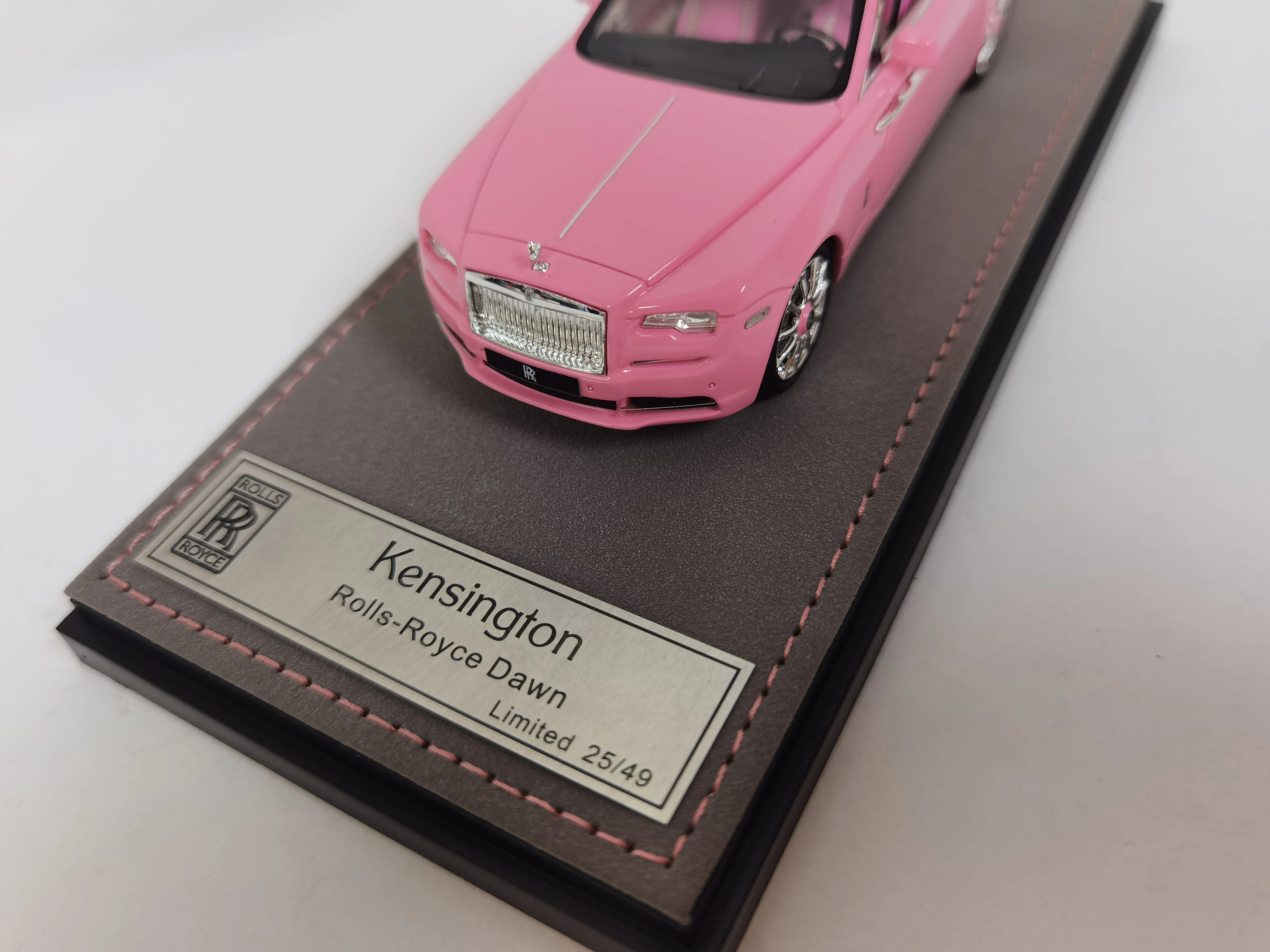 Kensington 1/43 Rolls Dawn  Resin Static Cars Model Toys Gift For Collection Pink