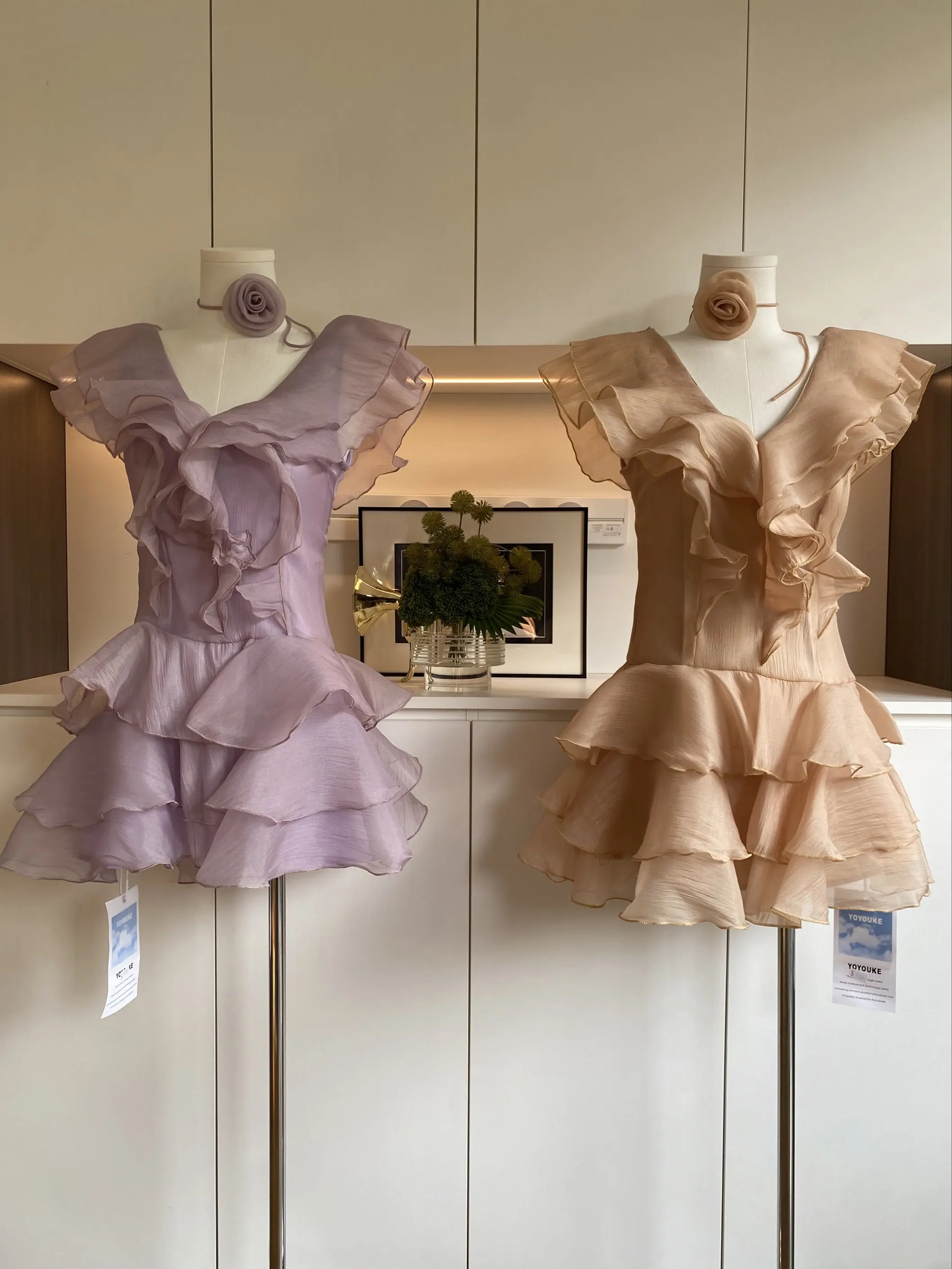 Verão feminino elegante em camadas babados fora do ombro com decote em v mini vestido senhora streetwear férias cor sólida vestido de manga curta