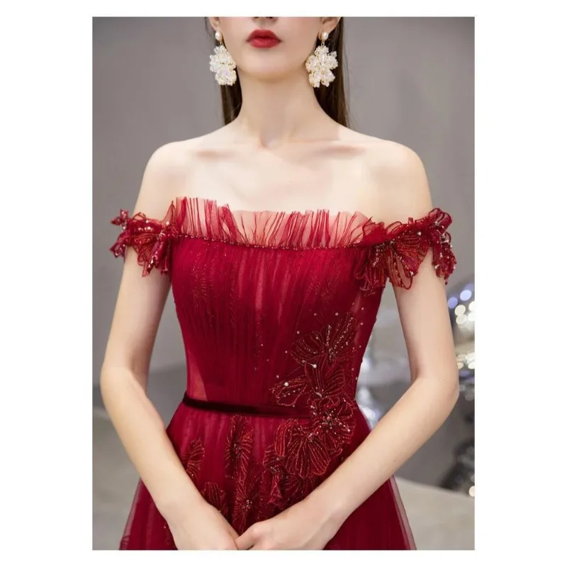 فستان سهرة نسائي جديد لعام 2025 بكتف واحد مثير شبكي مطرز باللون الأحمر الخمري فستان طويل أنيق للتخسيس للولائم