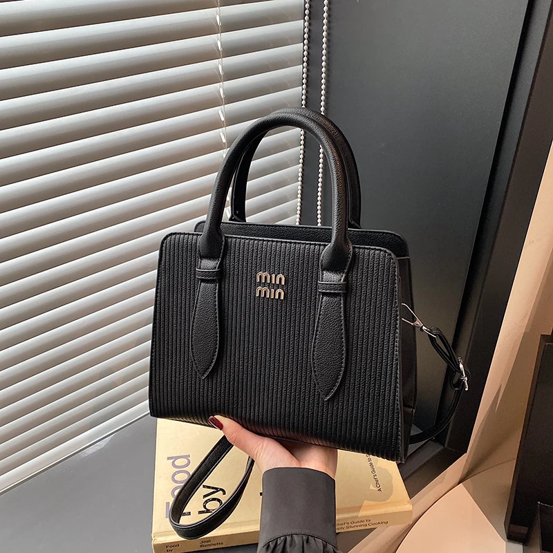 

Premium Vintage Simple Messenger Bag For Leisure Women With Solid Color And Chic Crossbody Style Logo