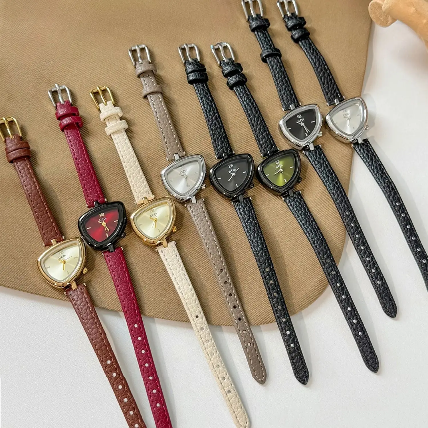 Montres pour femmes rétro-chiques irrégulières Triangle créatif petit cadran bracelet en cuir véritable montre pour femme à Quartz résistante à l'eau