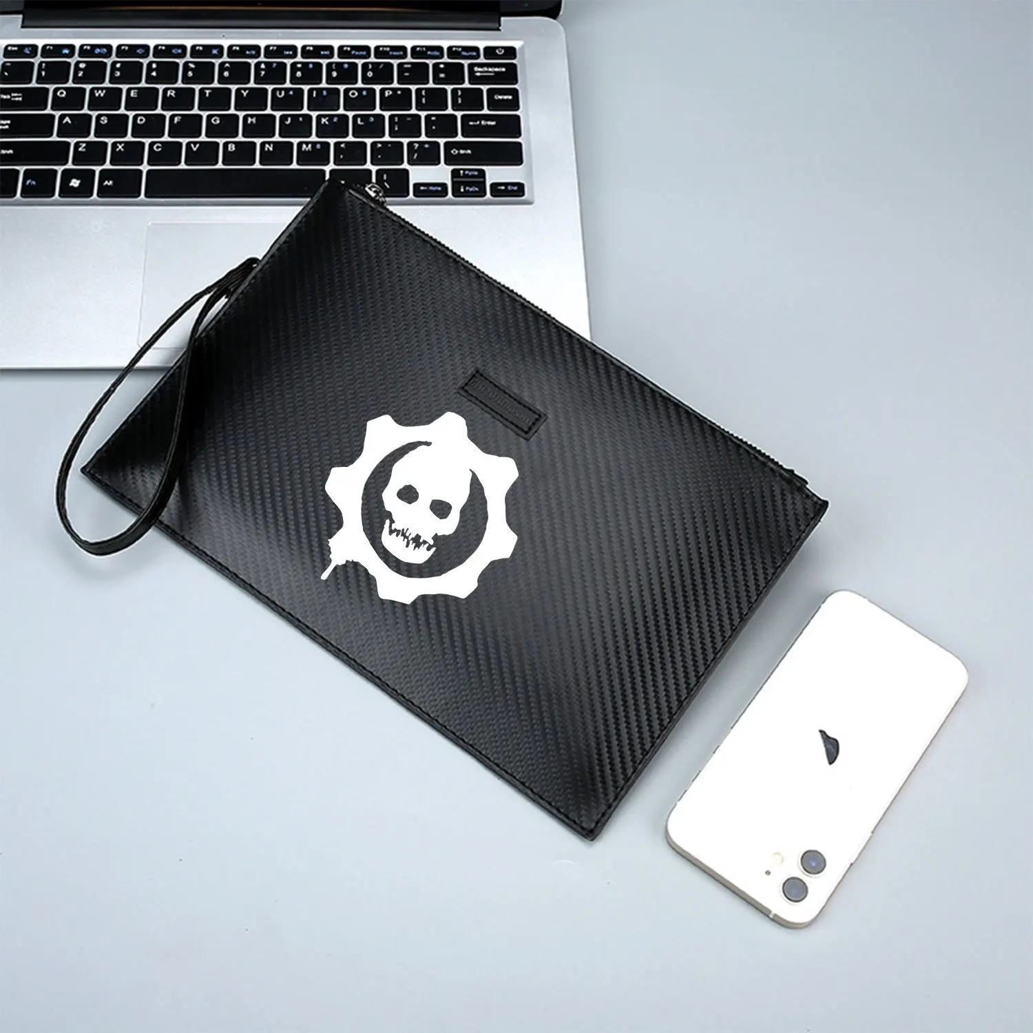 ギアロゴの内側にスカルが描かれています エレガントなプリントのPUメンズハンドバッグ 日常持ち運びにファッショナブルで実用的です