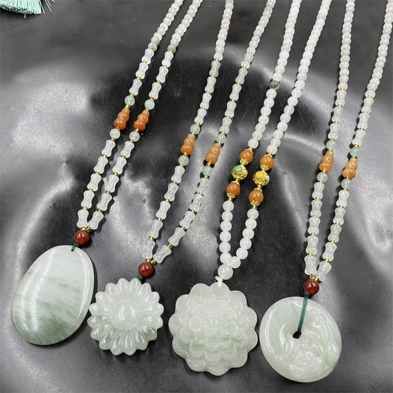 

Белый фон с синей цепочкой для свитера в форме горного зеленого нефрита, подвеской в виде цветка магнолии, резным украшением в виде символа мира.