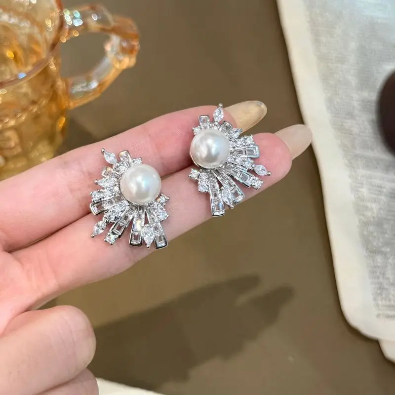 Pure silver French retro sunflower pearl earrings with a light luxury and high-end feel, as a gift for women's holiday banquets