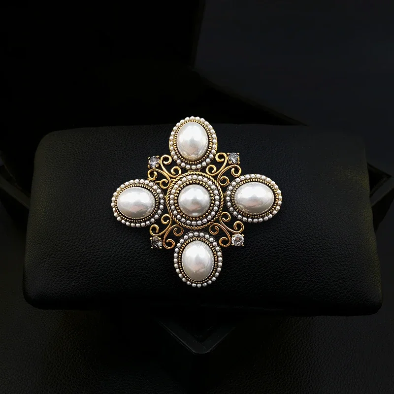 Luxury Pearl Cross Brooch for Women Suit Retro Court Style White Big Geomatric Flower Pins Clothing Accessories Jewelry 1985