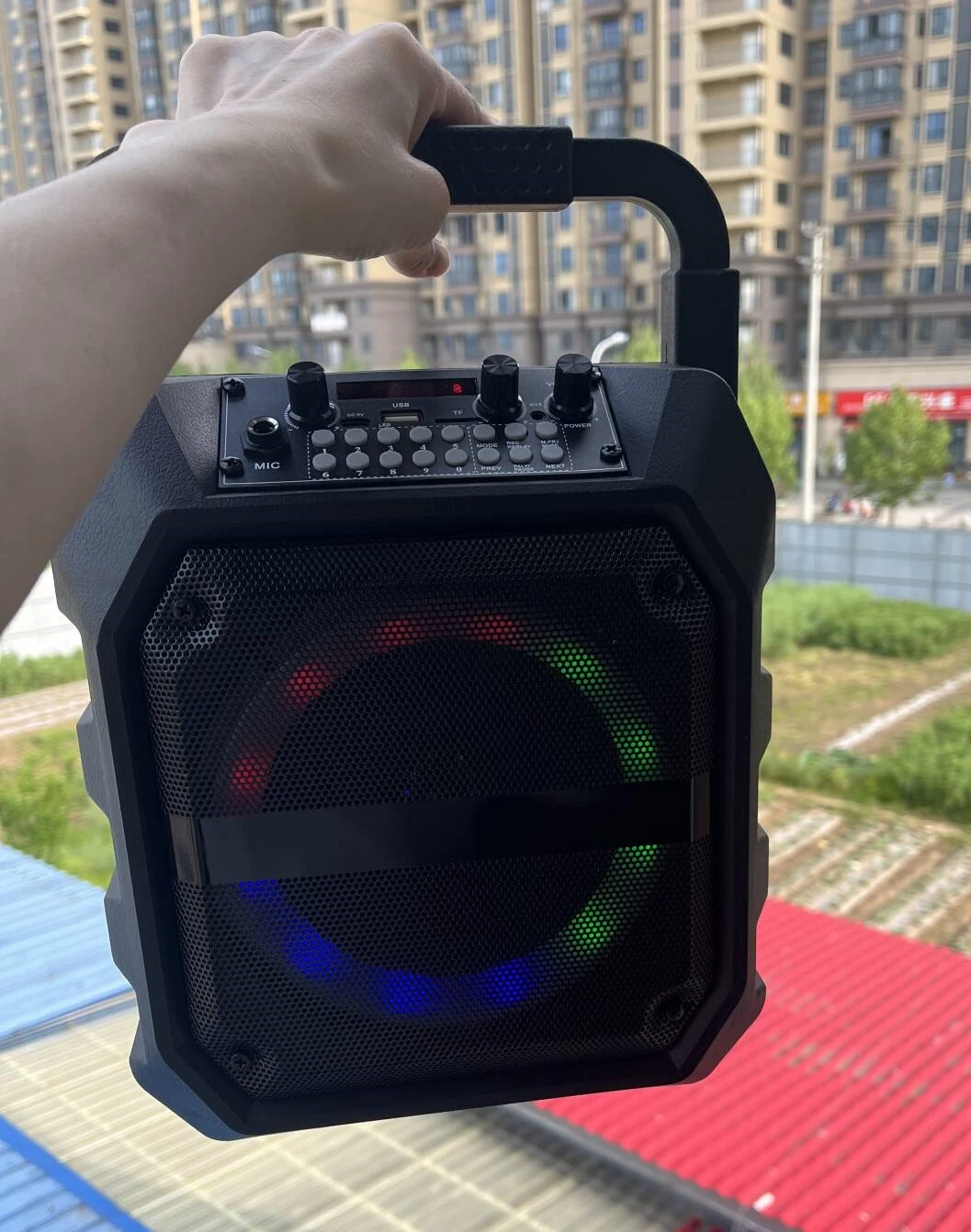 Mesin Karaoke portabel dengan 2 mikrofon nirkabel lampu warna LED dan speaker Bluetooth genggam untuk sistem PA dewasa dan anak-anak