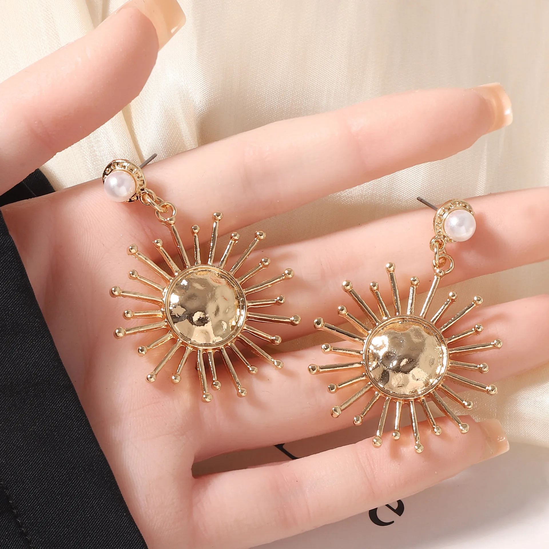 Retro cold wind imitation pearl temperament electroplated alloy sunflower earrings, wrinkled irregular texture