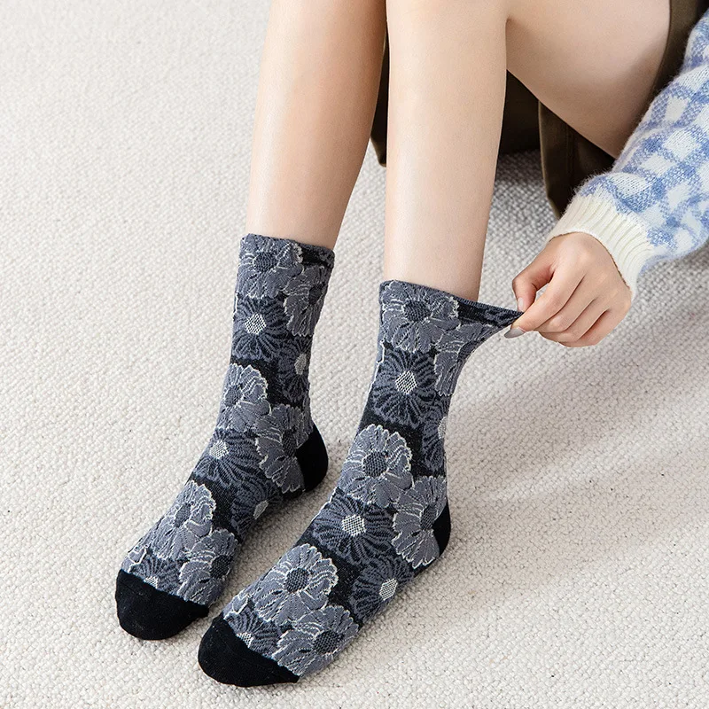 4 pairs New autumn winter fashion women's socks retro three-dimensional jacquard mid tube socks simple comfort women's socks ﻿