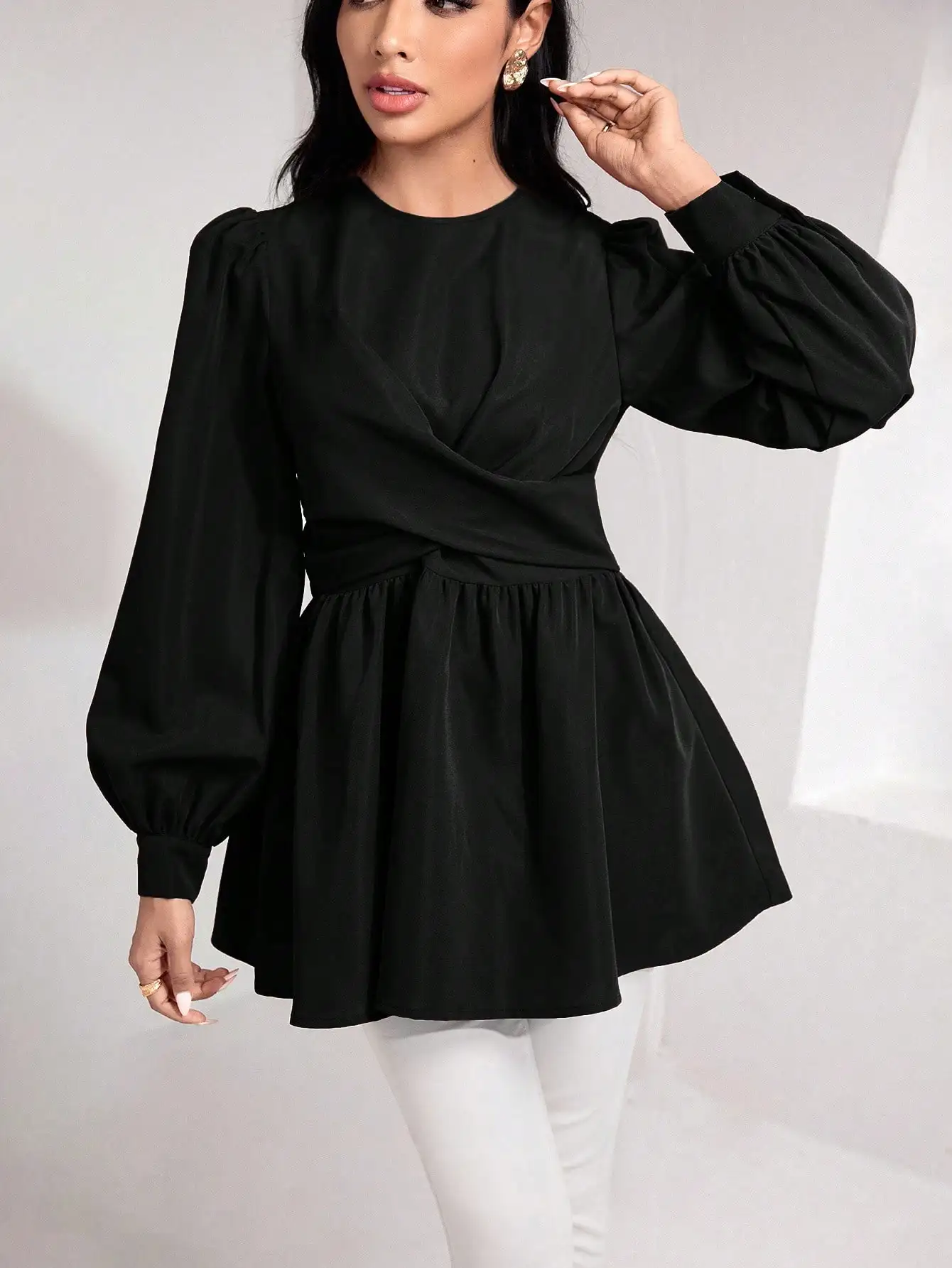 

Женская блузка однотонного цвета с круглым вырезом, рукавами-фонариками и рюшами по низу, элегантная