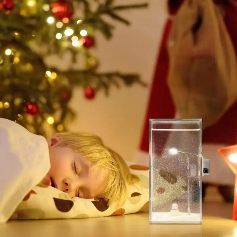 Escena de nieve farola Navidad pequeña luz nocturna contiene muñeco de nieve Santa Claus Navidad escena de nieve luz nocturna decoración de escritorio