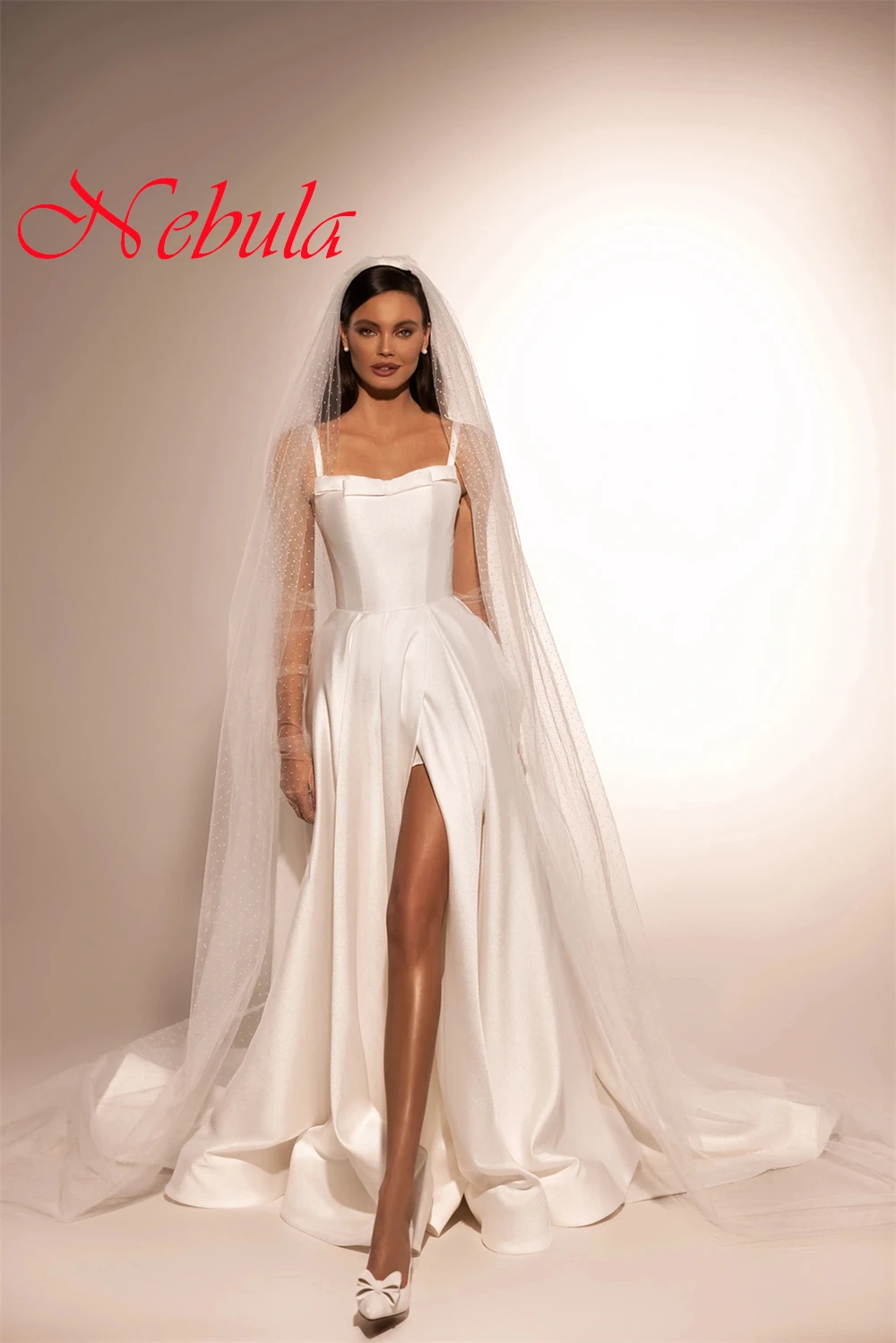 맞춤 제작 고품질 새틴 웨딩드레스 우아한 스트랩리스 스파게티 스트랩 슬리브리스 채플 트레인 백리스 브라이덜 가운