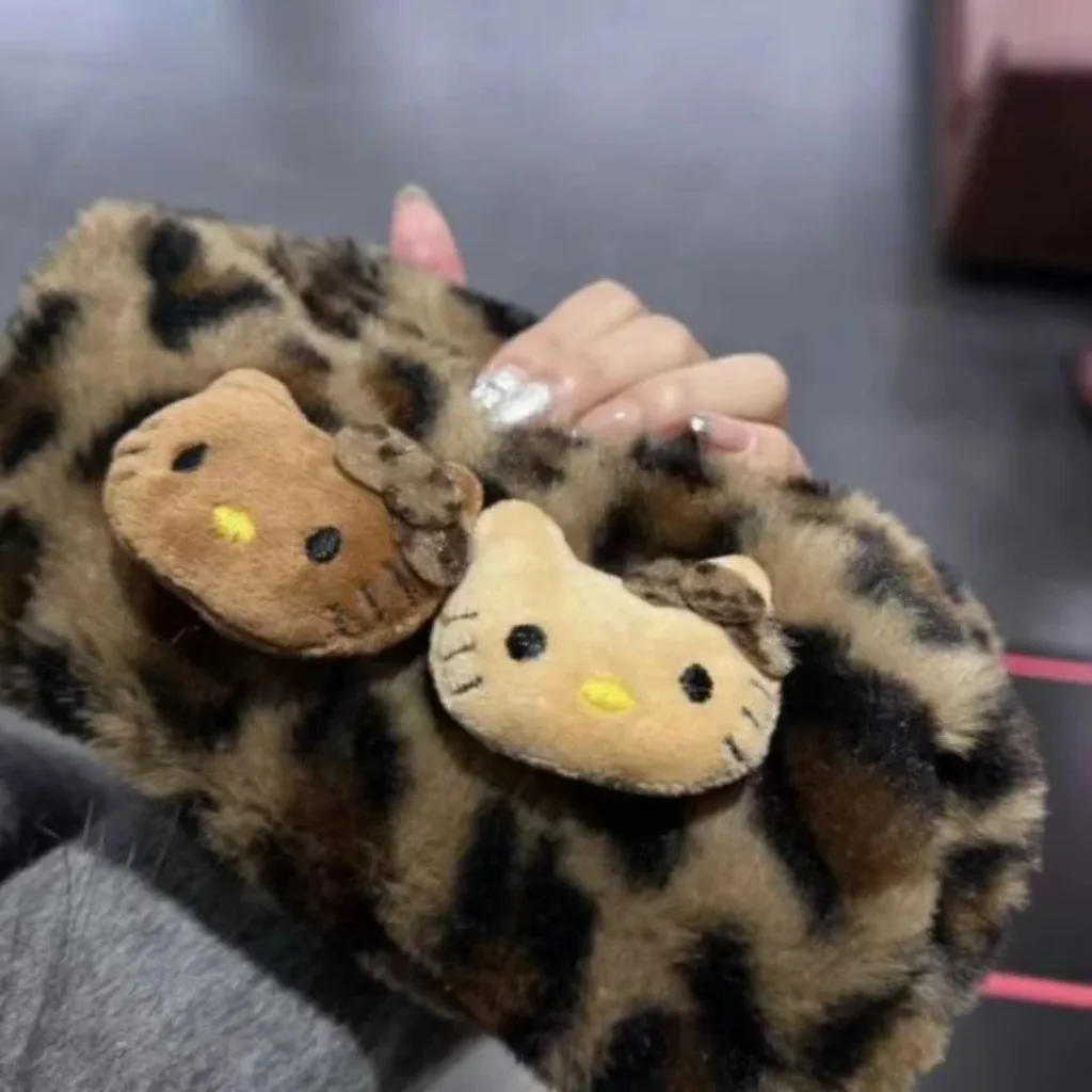Bolsa de cosméticos de felpa con estampado de leopardo de Hello Kitty, bolsa de aseo de mano de viaje para mujer, bolsa de almacenamiento de gran capacidad, bolsas para lápices