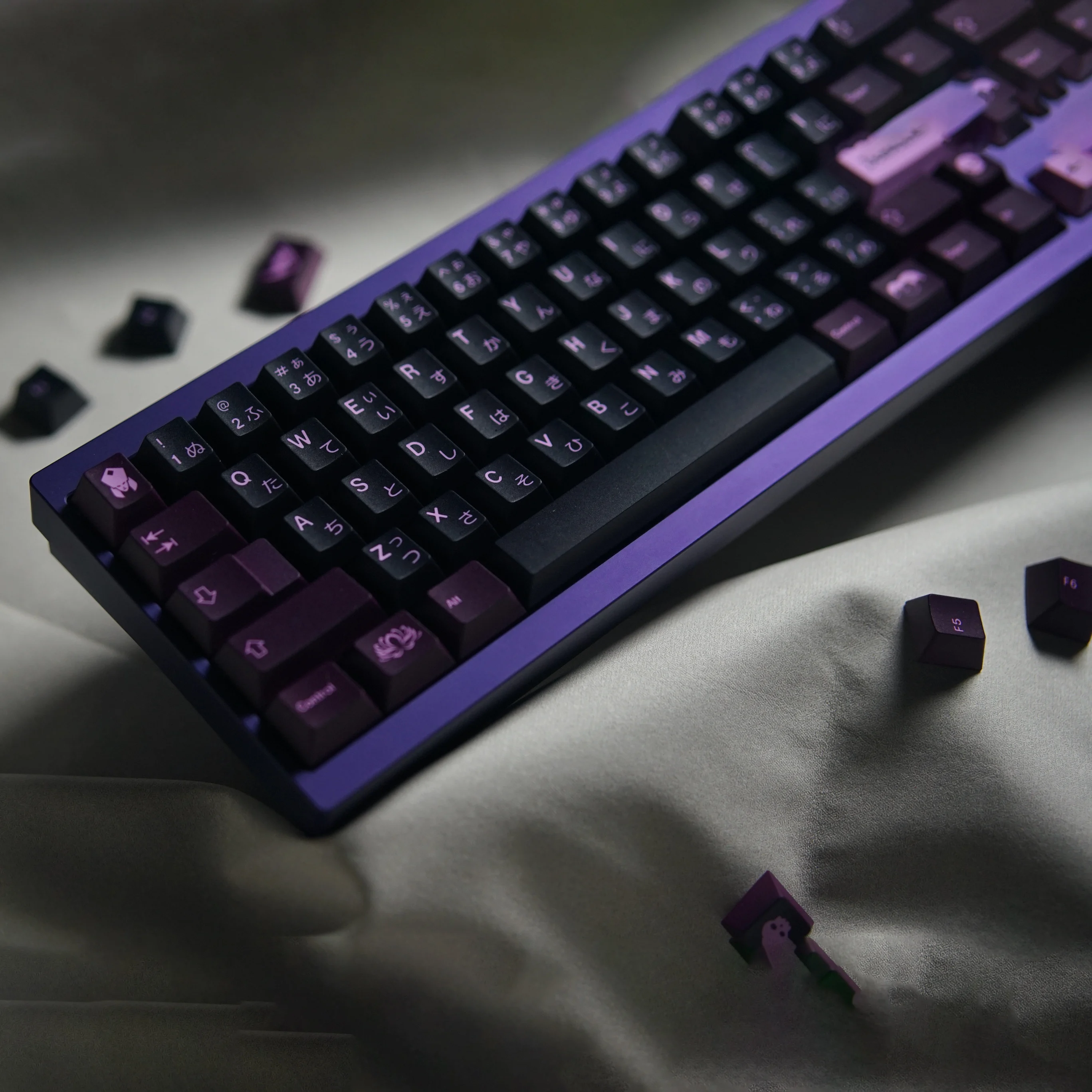 Black and purple Pbt original keycaps are sublimated and customized, and a full set of personalized small ones.