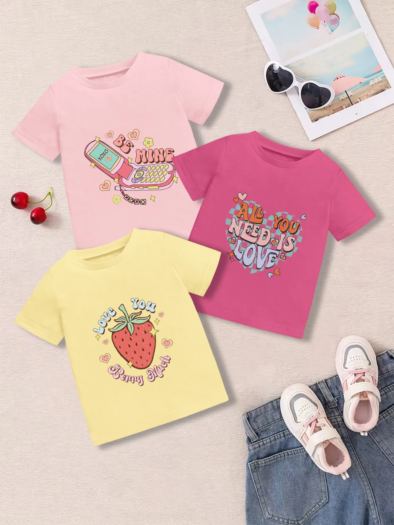 

3 предмета: летние милые футболки для девочек на День святого Валентина с мультяшным принтом клубники, сердечек и мобильных телефонов