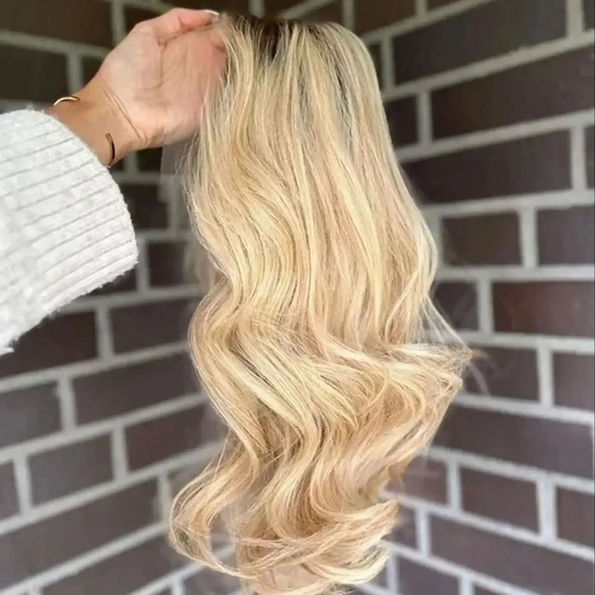 

Свободная часть синтетического парика фронта шнурка для женщин Ombre Светло-русый парик с корнями Объемная волна Быстрая доставка Парики Высококачественное волокно