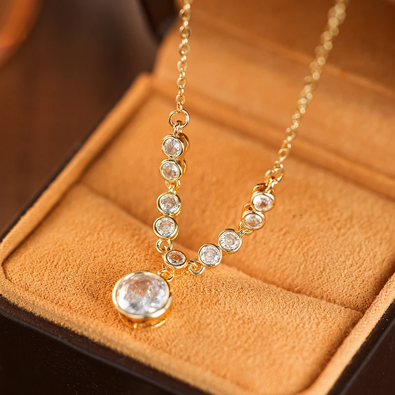 Huitan Luxuriöse goldfarbene Damen-Halskette, moderner Schmuck, modische Anhänger-Halskette für Party, Alltag, zarte Accessoires – Detail 5