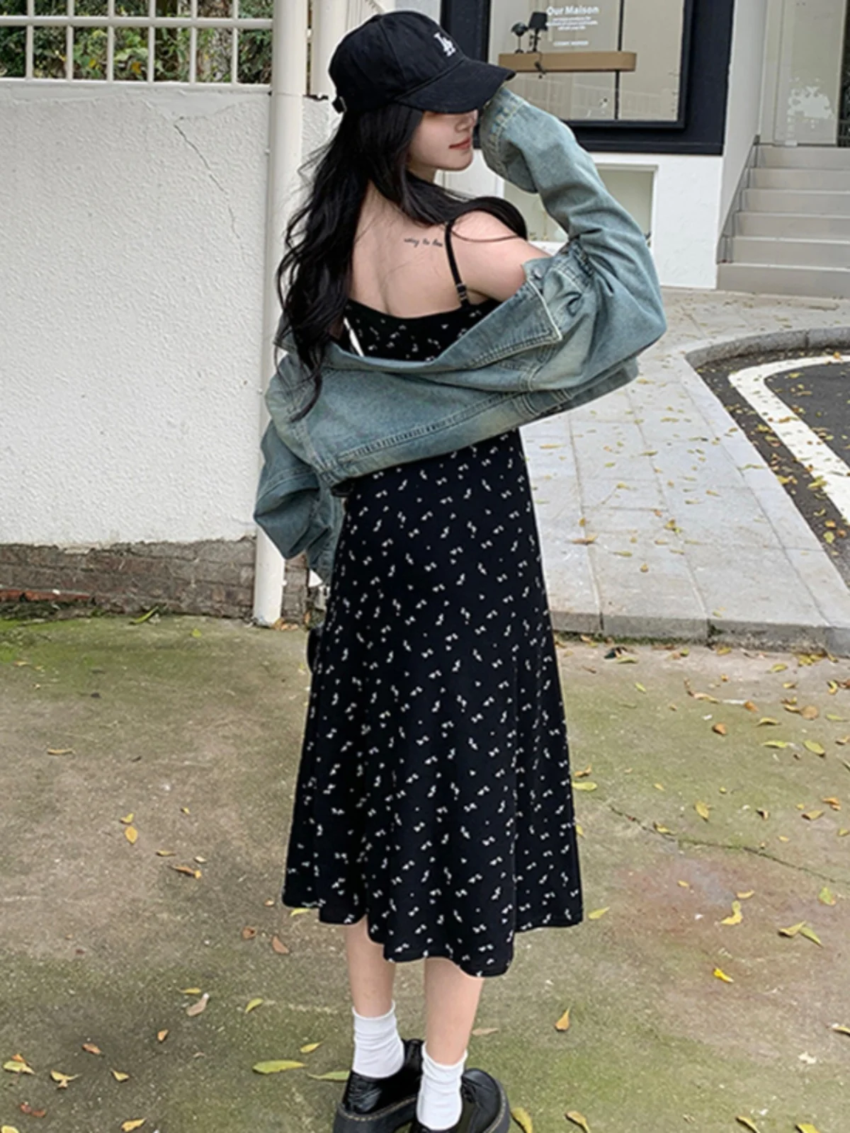 

Комплект из двух предметов: джинсовый топ с цветочным принтом и короткая юбка с высокой талией, большие размеры, весенний повседневный стиль, облегающий крой, модный женский комплект с длинными рукавами