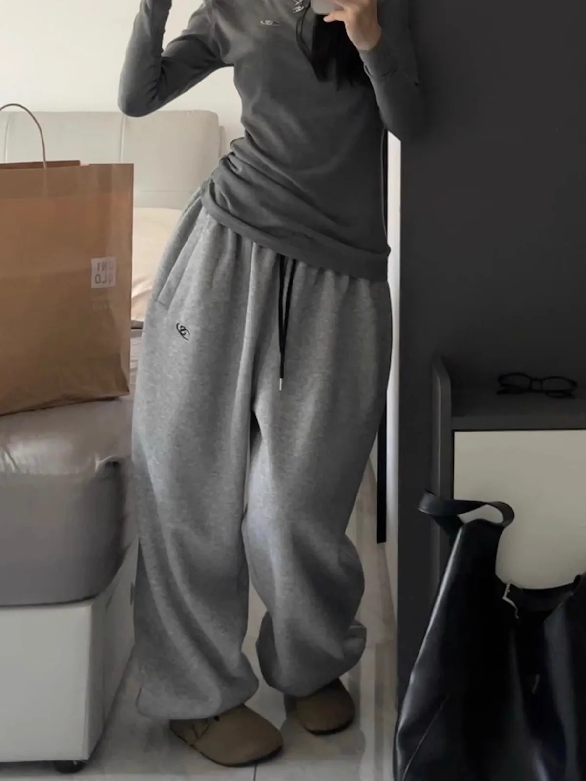 بنطلون نسائي على الطراز الأمريكي مبطن بالصوف مع حبل للربط، فضفاض وواسع الساق، بنطلون رياضي عادي للخريف والشتاء من القطن والبو...