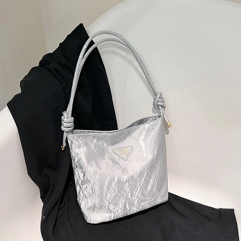 A Fashionable, Simple, Solid-colored, High-quality, Artistic, Trendy, Casual and Versatile Shoulder Bag for Women.