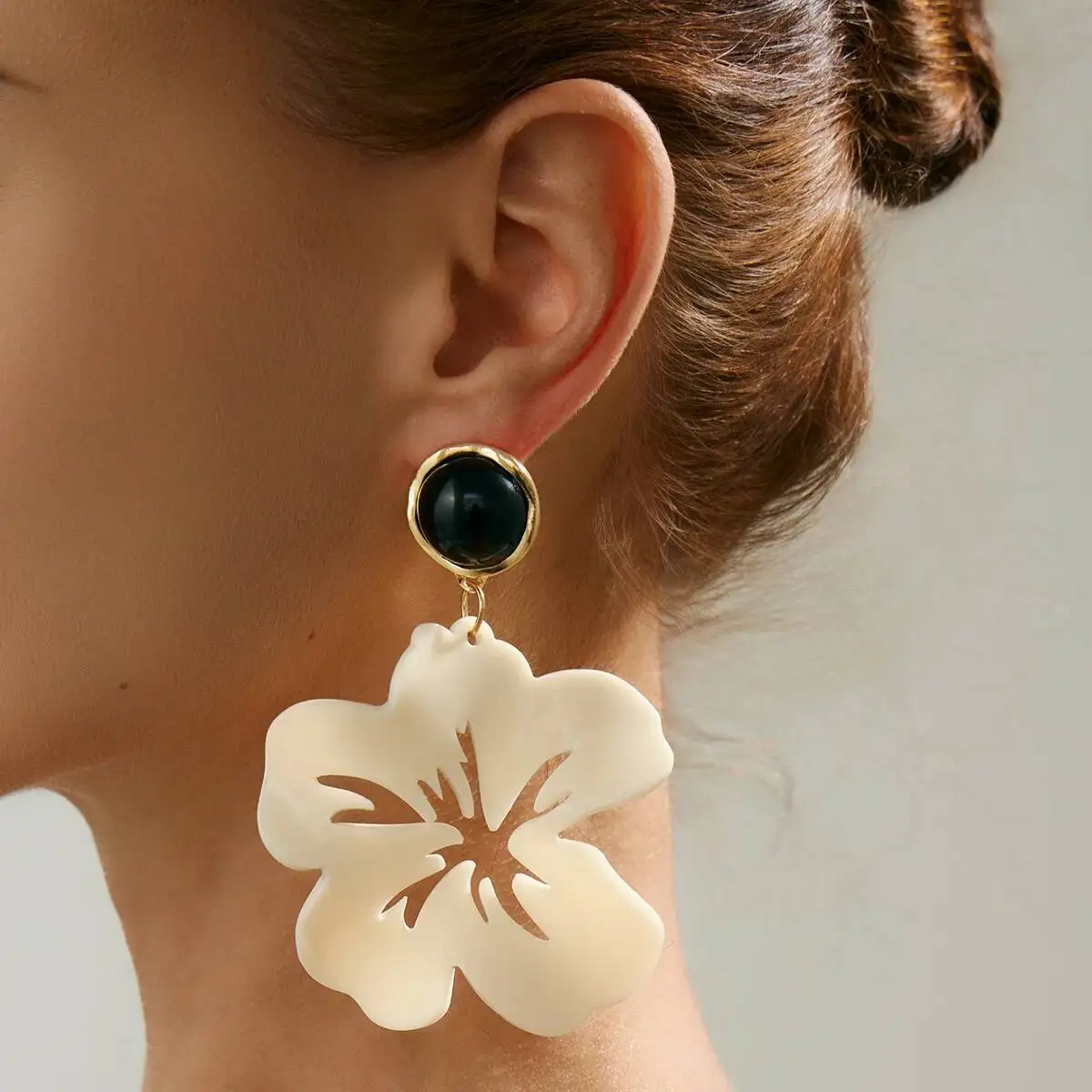 SHIXIN أنيقة الاكريليك زهرة كبيرة قلادة أقراط للنساء رومانسية البيج الراتنج الأزهار إسقاط أقراط الزفاف بوهو مجوهرات 2026 #2