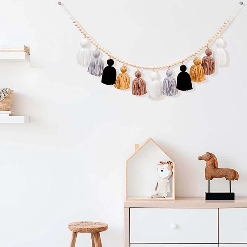 Ghirlanda di nappe Boho con perline di legno, striscione decorativo con nappe appeso a parete camera delle ragazze Nursery Baby Shower Classroom