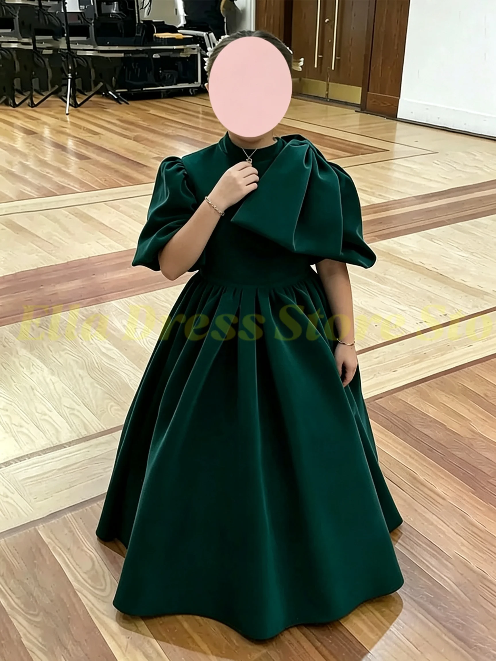 Maßgeschneidertes Großhandels-Mädchenkleid aus Smaragdgrünem Samt, Blumenmädchenkleid für Hochzeiten, Hochgeschnittenes Kleid mit Ballonärmeln für Kommunion und Festlichkeiten – Detail 4