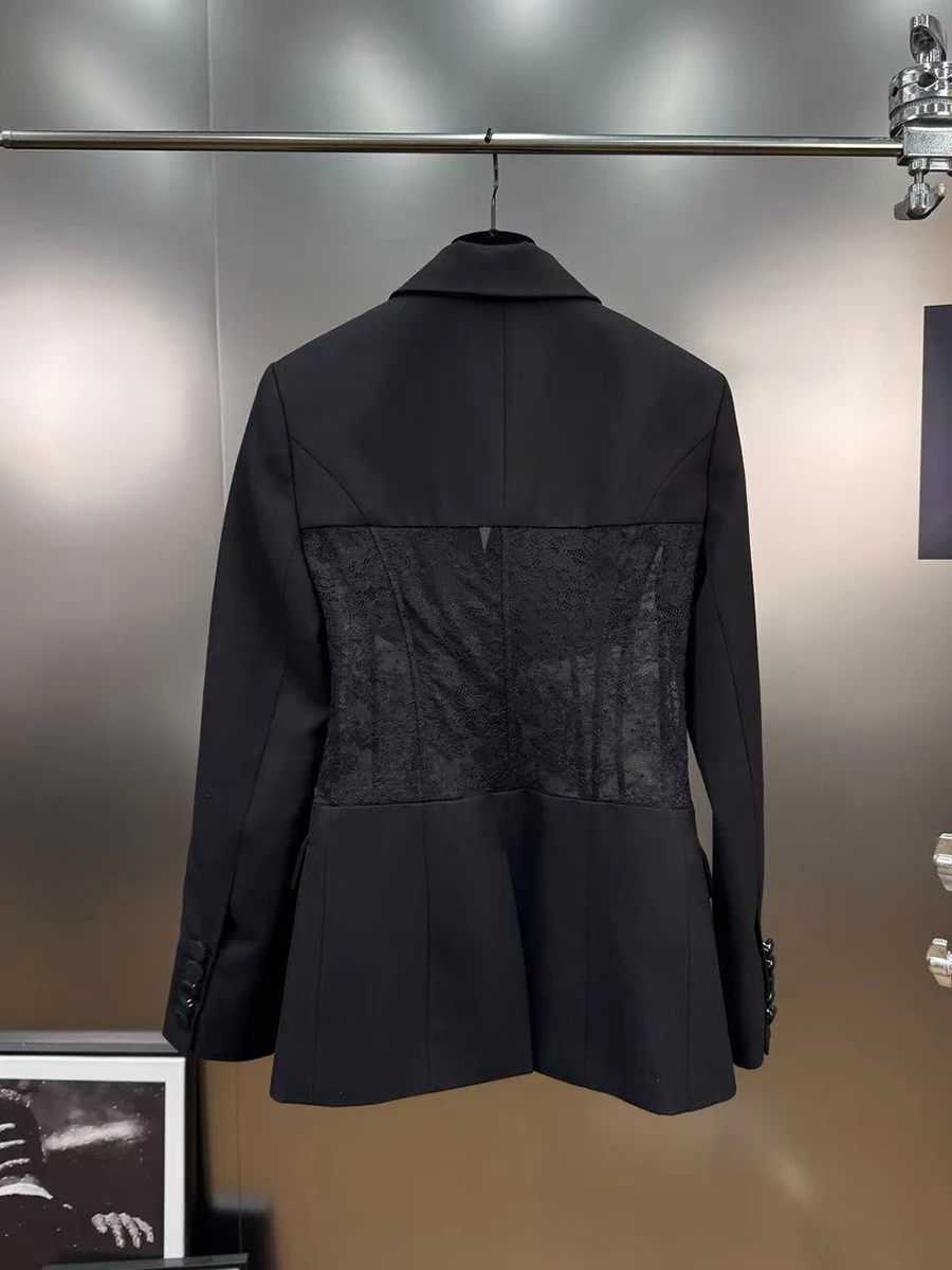 سترة VGH سوداء مقسمة على شكل عظمة السمكة للنساء بياقة مدببة للتخسيس مرقعة من الدانتيل الشفاف تصميم مثير للنادي سترة نسائية