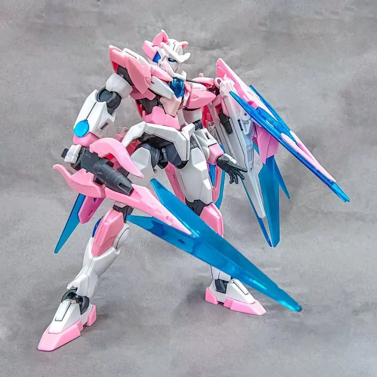 Modèle en plastique Gundam 00Q Oreilles de Chat Rose 1/144, Mobile Suit Blanc Rose Mignon avec Bouclier à Lame Bleue Transparente, Jouet de Construction Anime, Cadeau