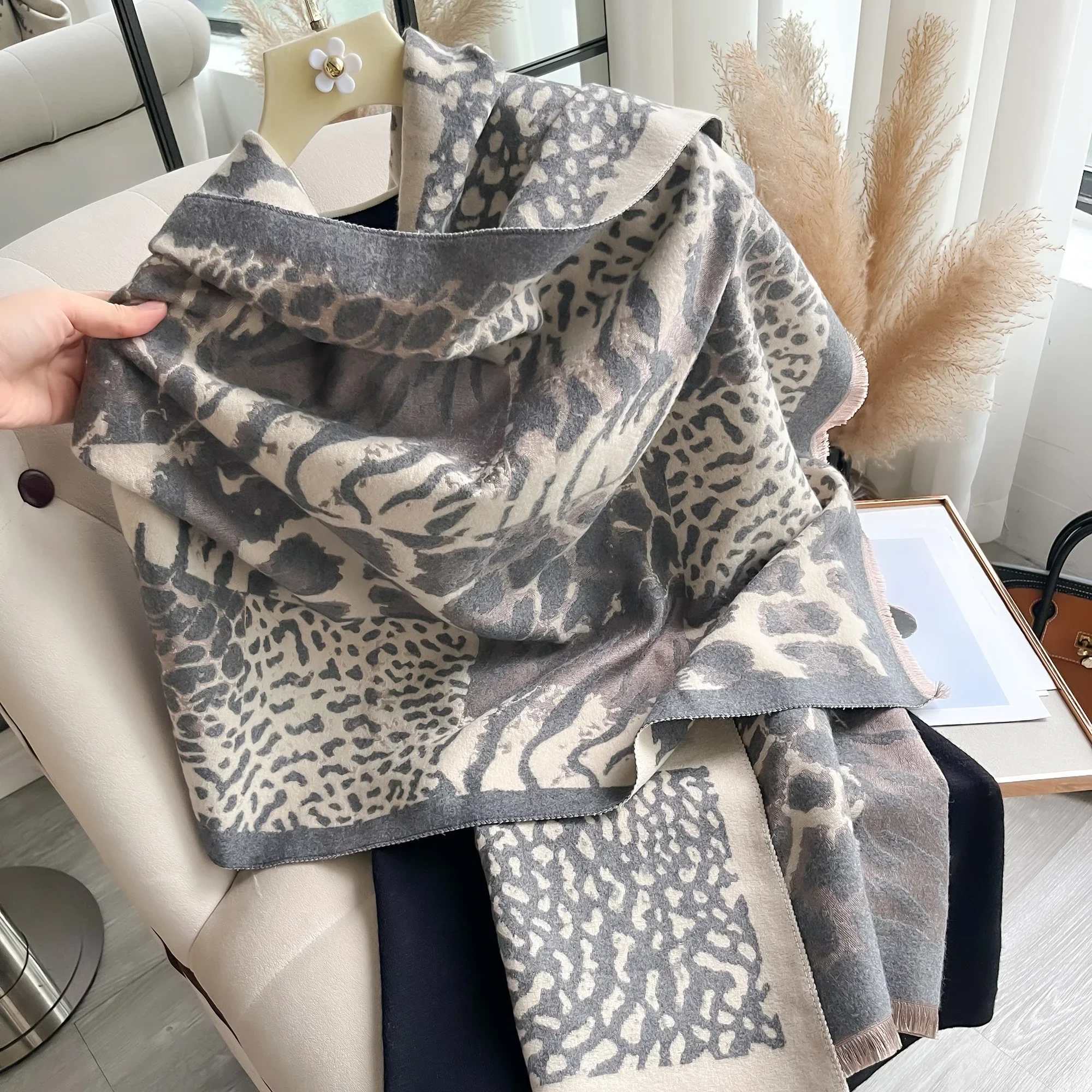 2024 Design Winter Warm Cashmere Shawl Fashion Scarf Women Neckerchief Pashmina Head Scarves Wrap Femal Poncho Echarpe Bandana