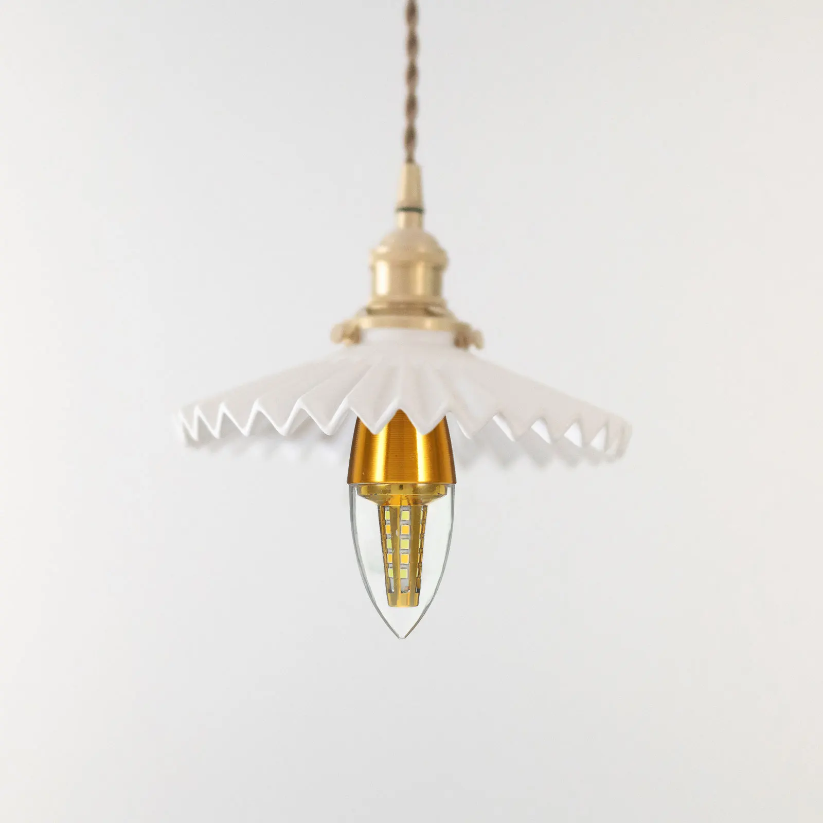 

2Pcs Smart Dimming LED Light Bulb 7W Golden Color Changing Anti-Dizziness No Stroboscopic High Temp Resistant