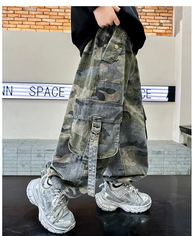Neue stylische Herbst-Cargo-Hosen mit mehreren Taschen im Camouflage-Look für Teenager-Jungen, locker geschnittene, lässige Harajuku-Hip-Hop-Y2K-Hosen, Größe 5-14 Jahre. – Detail 2