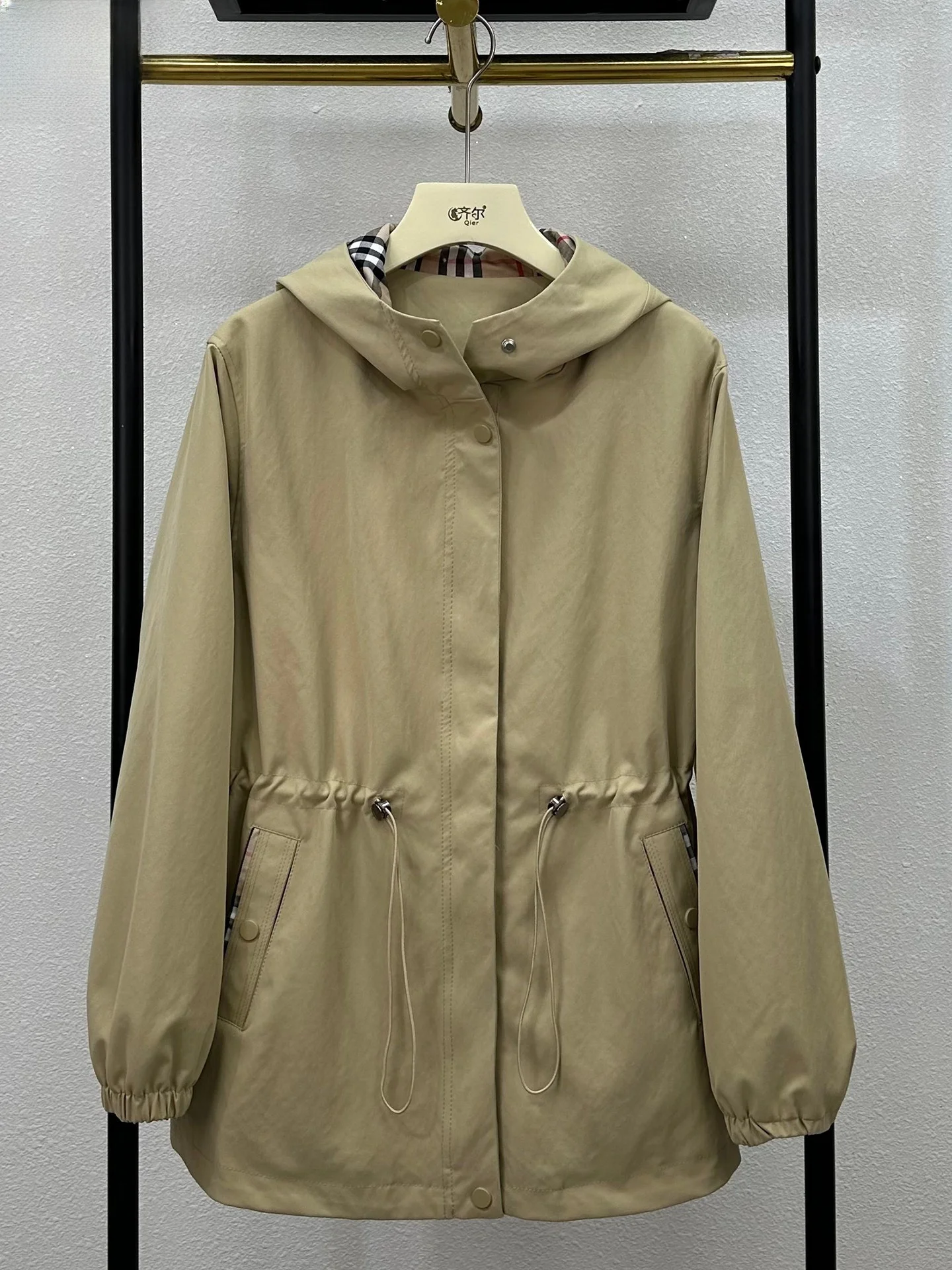 

Повседневная модная куртка для мам с капюшоном и утягивающим шнурком, больших размеров, ветровка для женщин среднего и старшего возраста