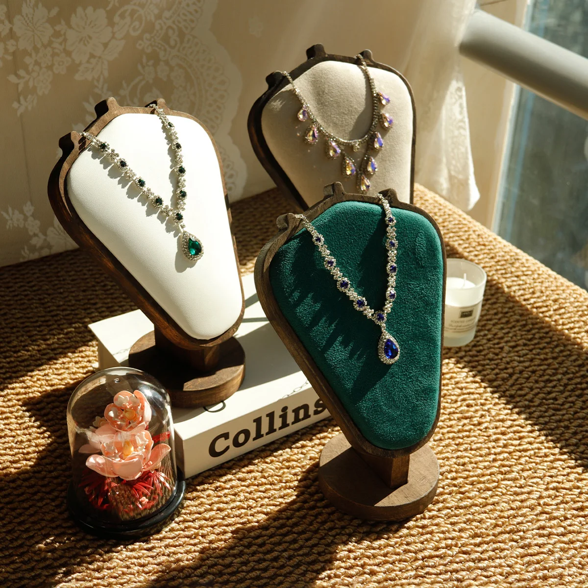 クルミ色のジュエリーネックレスディスプレイフレーム、高級感のある印象的なモデルカウンター、ウィンドウディスプレイ小道具、ネックレスフレーム