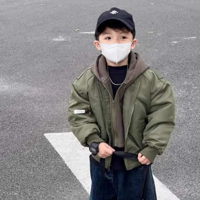 

2025 пальто для мальчиков, бейсбольный трикотаж, повседневные трендовые топы, модные осенне-зимние студенческие корейские версии, сохраняющие тепло, детская одежда