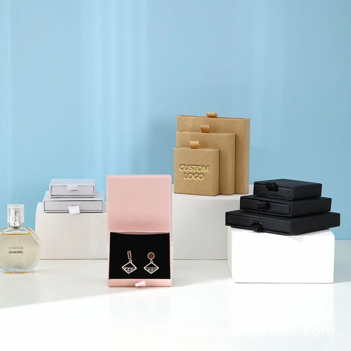 

50 шт., роскошные выдвижные бумажные коробки с логотипом для женщин, лучший подарок, ожерелье, серьги, браслет, чехол для упаковки ювелирных изделий