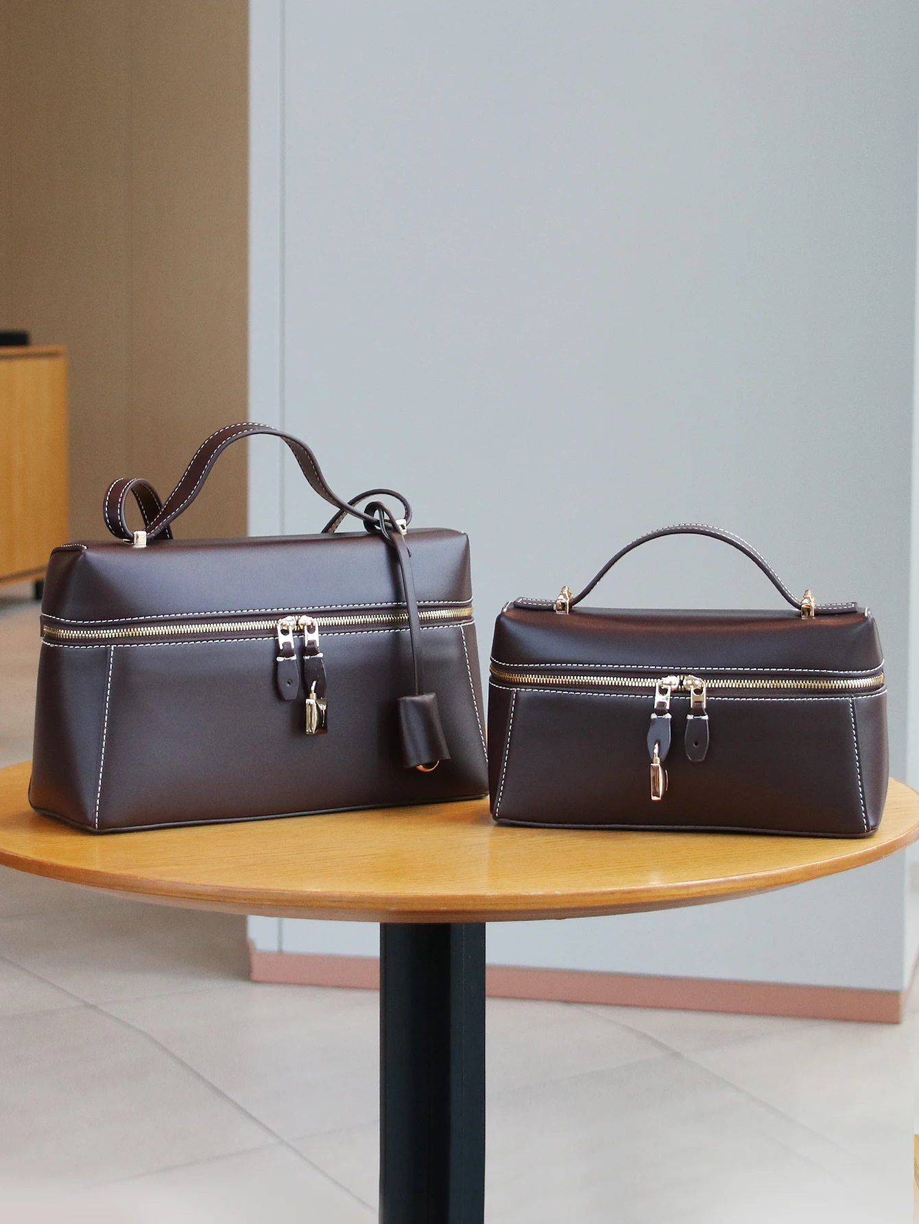 

2025 new fashion handbags are light, luxurious, elegant and simple, small square box handbags, cosmetic boxes, small design comm