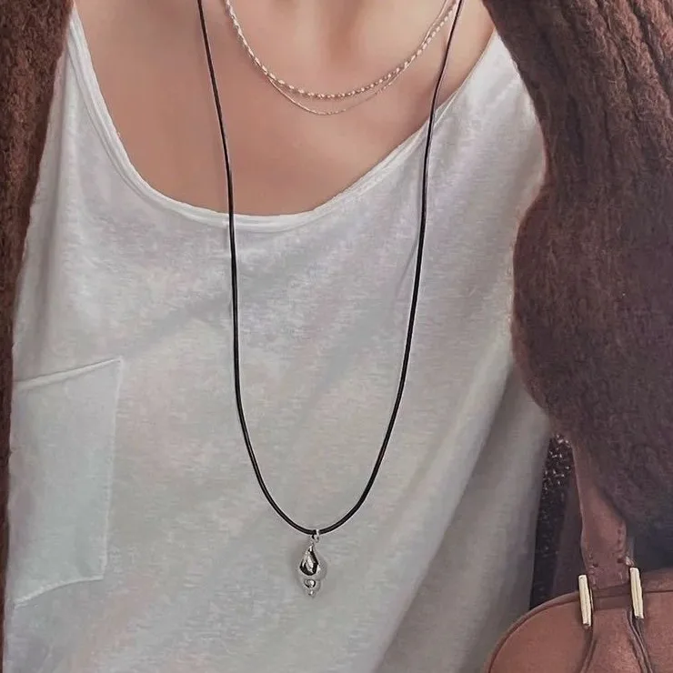 

Jenny&dave Black Leather Rope Conch Shaped Pendant Long Sweater Chain Stacked Female Pendant