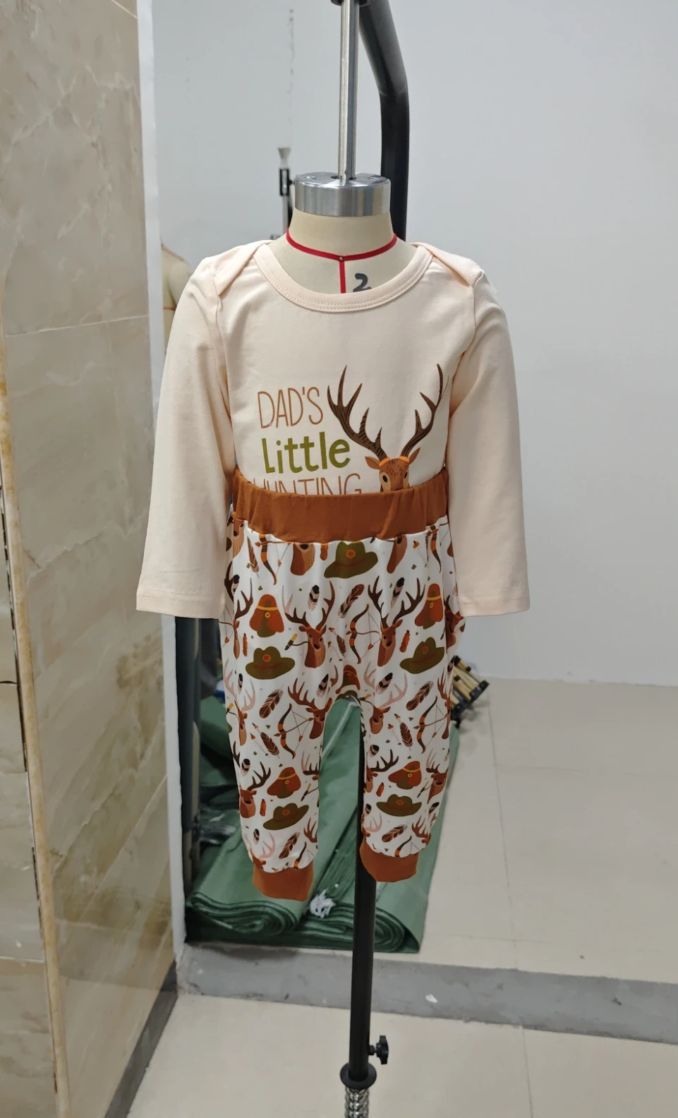 

Одежда для малышей, осенняя одежда для мальчиков, комплект из трех предметов с буквенным принтом оленя для мальчиков, комбинезон с круглым вырезом и длинными рукавами, штаны и кепка, комплект одежды