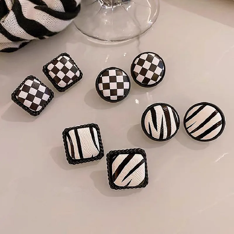 Personality Geometric Black White Color Geometric Pattern Irregular Stripe Earrings Retro Trend Woman Exquisite Ear Accessories
