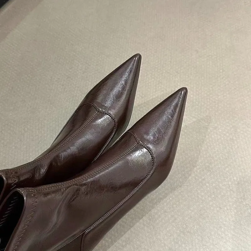 الفرنسية المتخصصة تصميم نحيل الأحذية النسائية أشار تو الجوارب 2025 جديد كتلة كعب قصير الساق موضة أحذية عالية الكعب