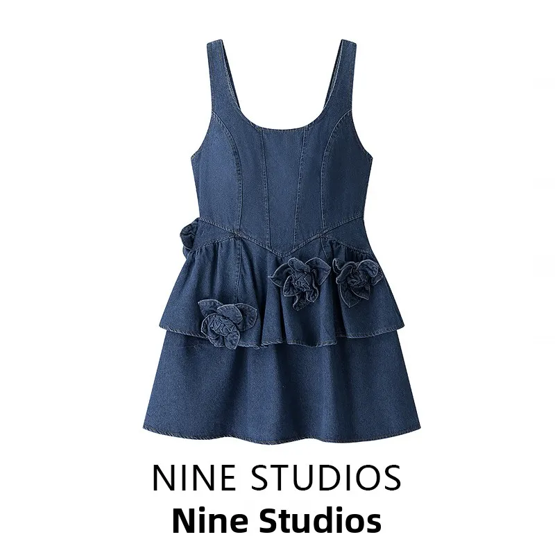 Vestido e de cintura alta em aodão denim com decote ter e saia curta com decoração floral em camadas estilo vinta...