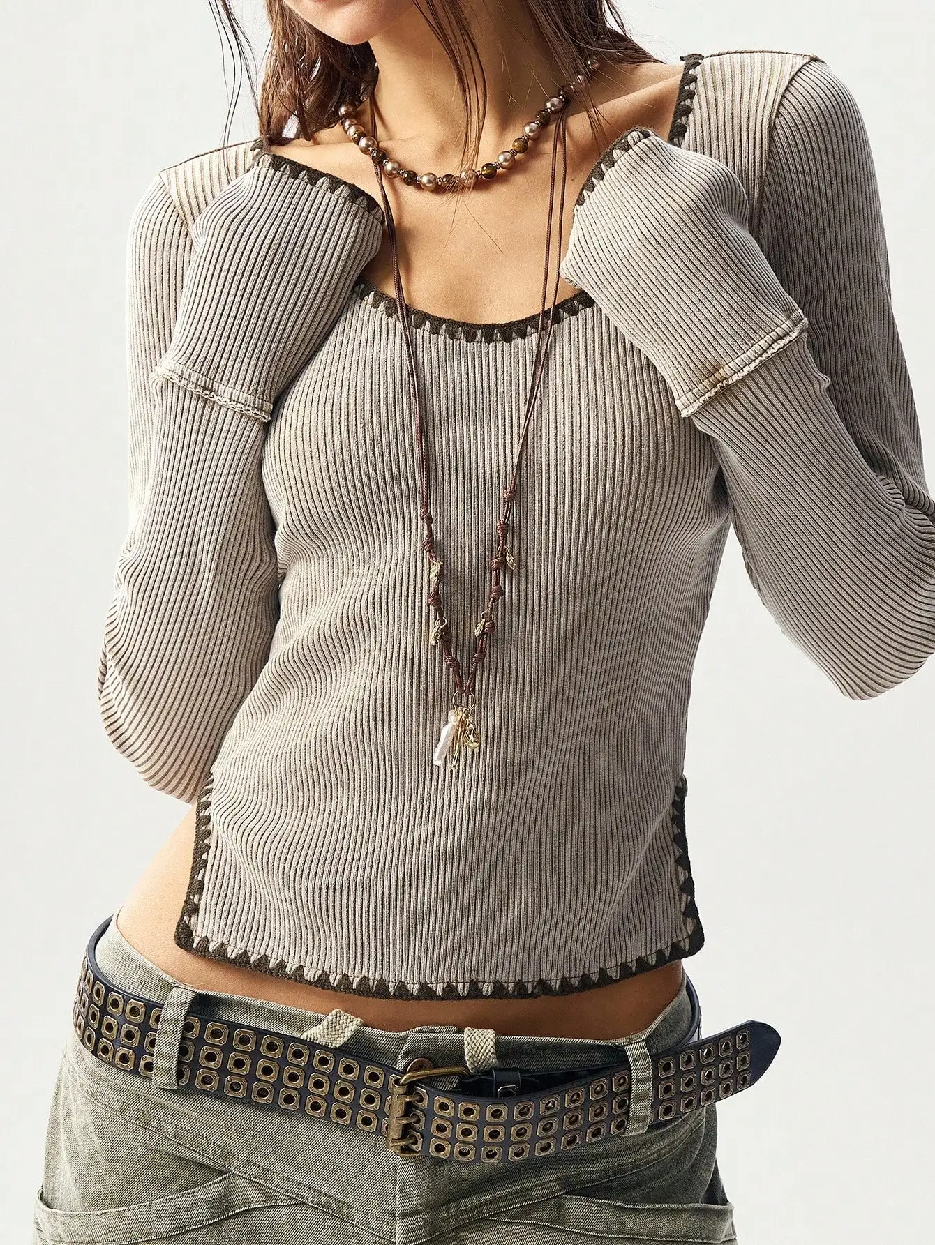 

Женский укороченный топ из ребристой ткани с контрастной отделкой, длинными рукавами и V-образным вырезом, повседневный стиль