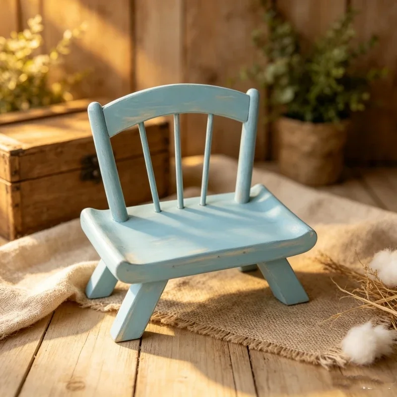 piccola-sedia-in-legno-effetto-bianco-anticato-ideale-per-servizi-fotografici-in-studio-per-creare-scenografie-e-decorazioni-per-ritratti-e-come-elemento-di-scena-per-esposizioni