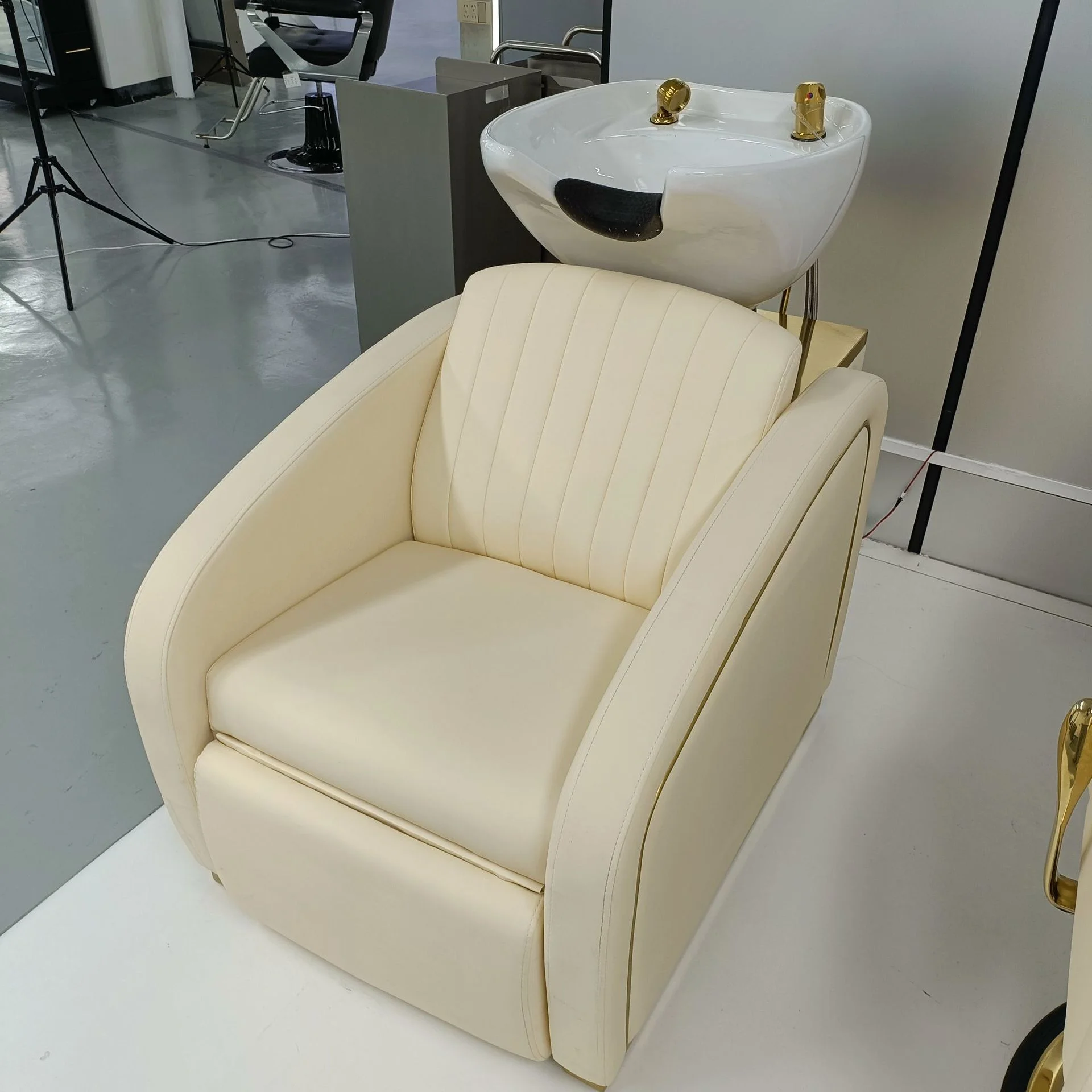 

！@Modern Luxury Barbershop Furniture Black Gold Washing Head Spa Chair Luxury Reclining Manual Shampoo Bed Chair with Ceramic Bo