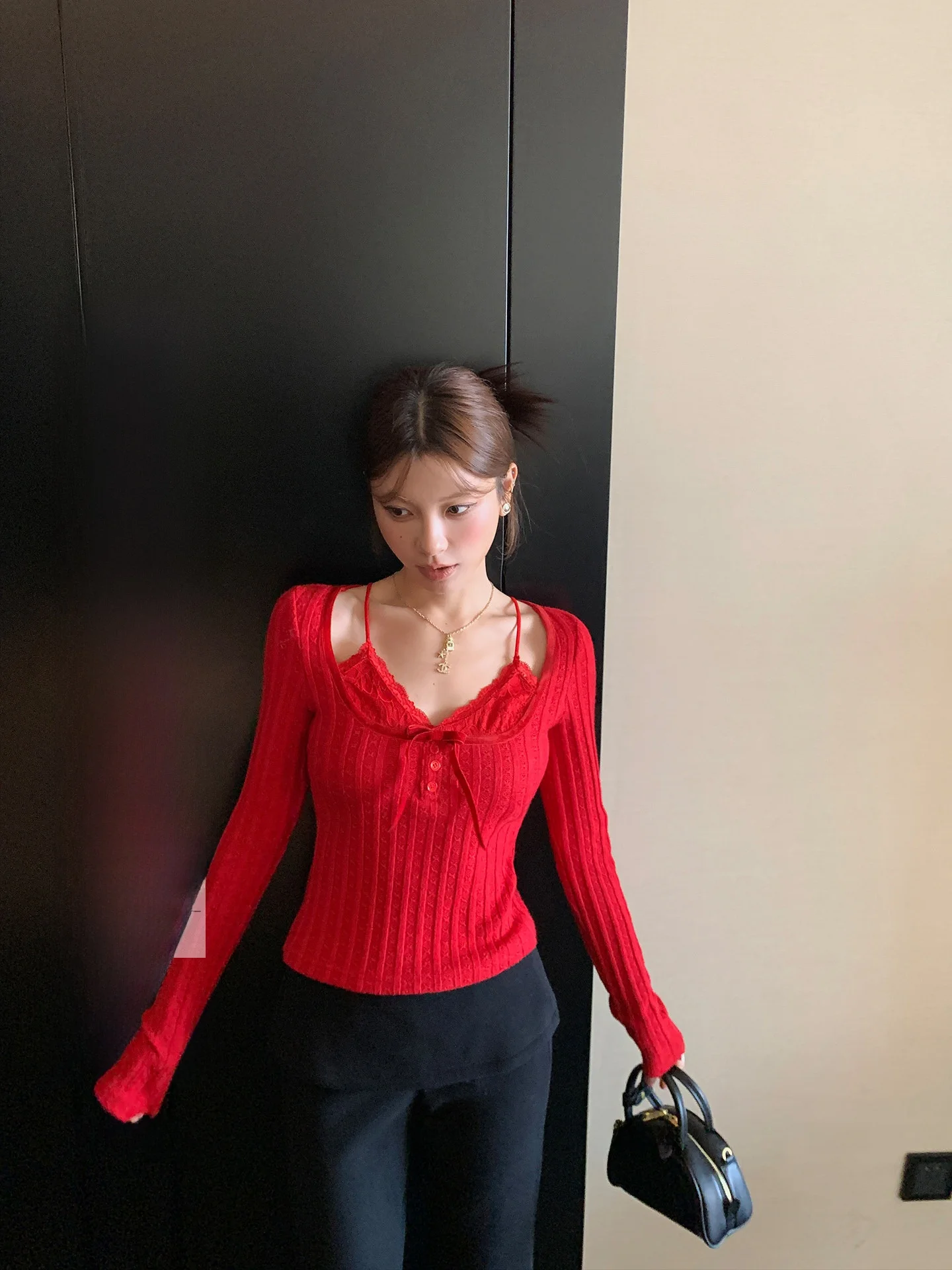 

LIONE Pure Desire Lace Splice Elastic Slim Fit Long Sleeve V-Neck T-Shirt Women's Elegant Style Knot Chinese Made