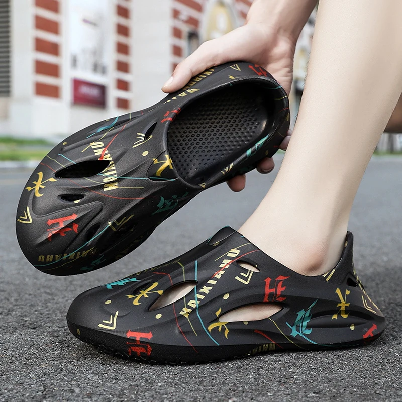 New Mens Fashion Summer Sandals Ultra Soft EVA Clogs for Men Breathable Garden Shoes Wading Beach Shoes Casual Printed Sandal